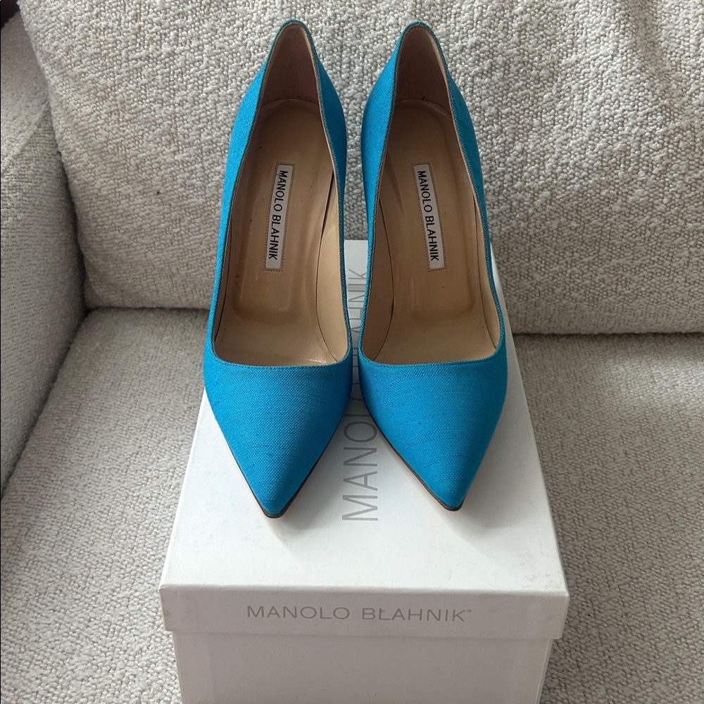 Manolo Blahnik Blue Linen Pumps size 37 BNIB